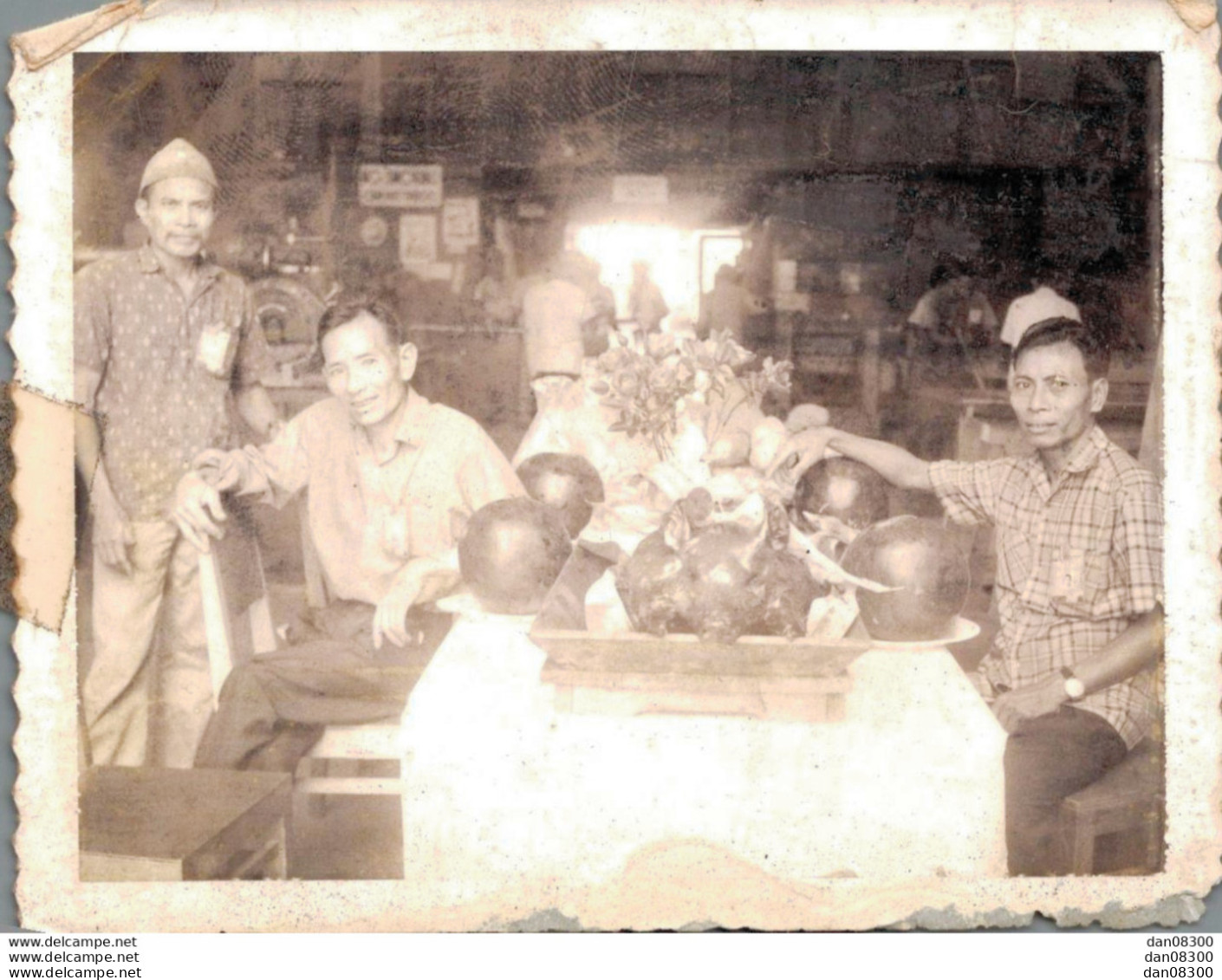 VIET NAM TONKIN INDOCHINE PHOTO 10.5 X 8 CMS DES HOMMES AUTOUR D'UNE TABLE AVEC UN COCHON CUIT ENTIER - Anonyme Personen