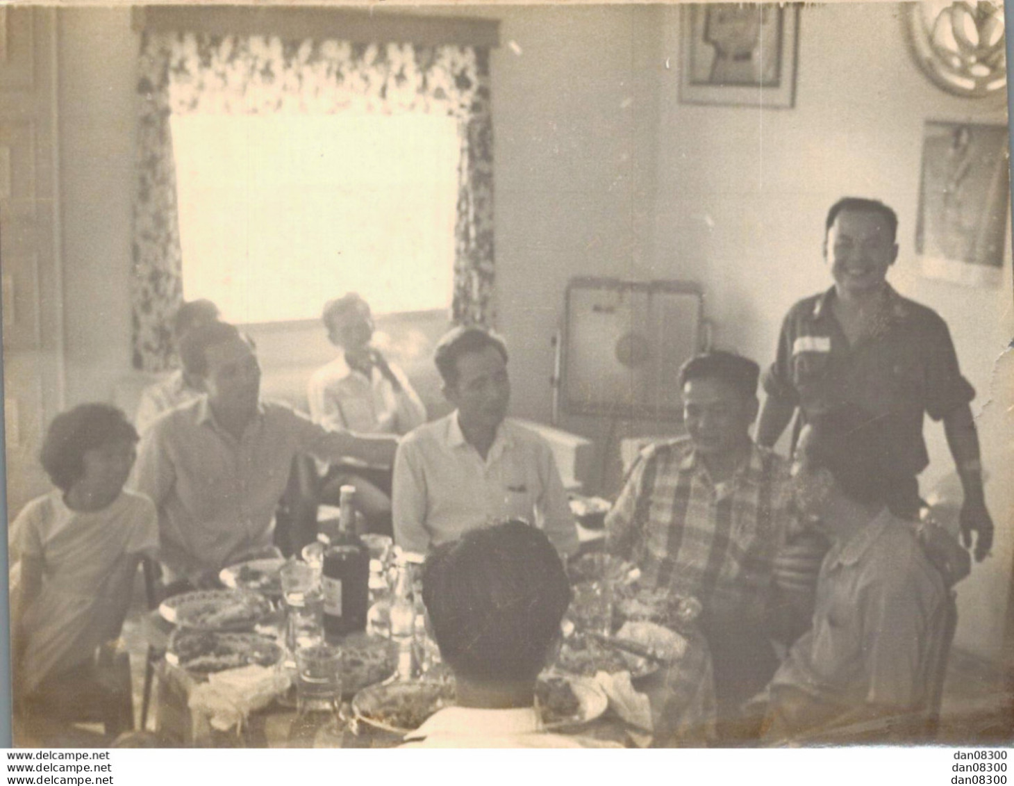 VIET NAM TONKIN INDOCHINE PHOTO DE 12.5 X 9.5 CMS DES GENS AUTOUR DE LA TABLE POUR UNE REPAS BIEN ARROSE - Persone Anonimi