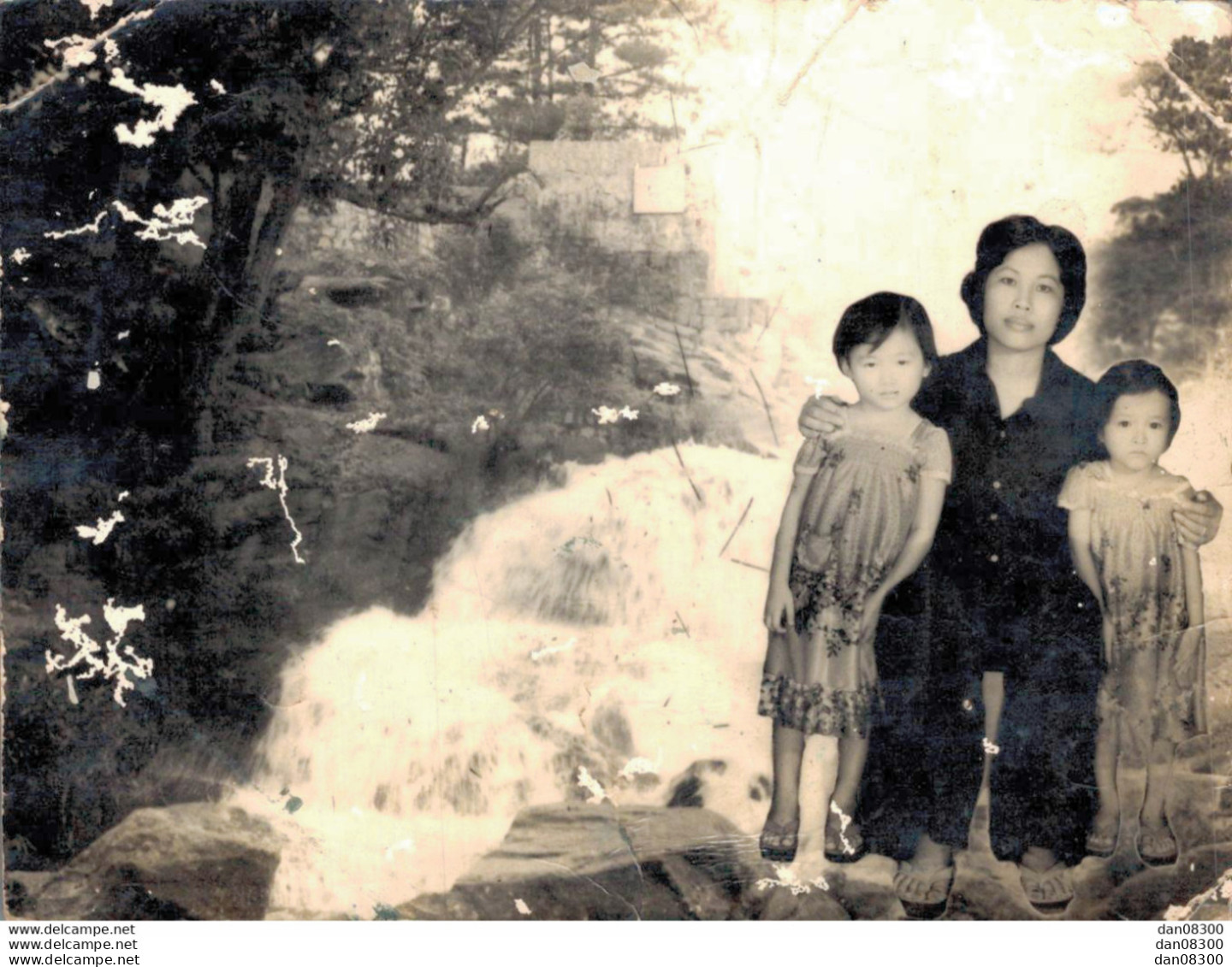 VIET NAM TONKIN INDOCHINE PHOTO DE 11.5 X 8 CMS UNE FEMME ET DEUX ENFANTS DANS LA NATURE - Persone Anonimi