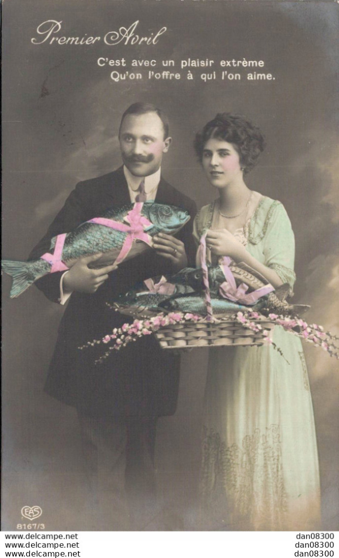 PREMIER AVRIL COUPLE OFFRANT DES POISSONS AVEC DES RUBANS ROSES - Erster April