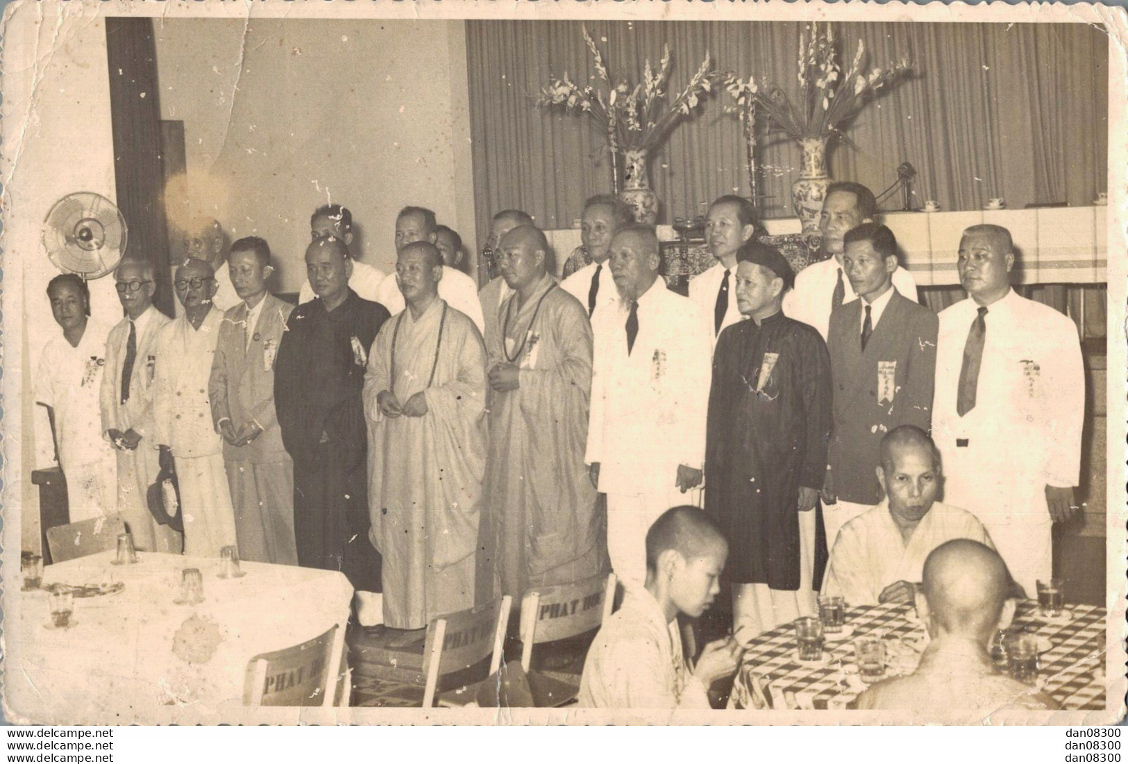 VIET NAM TONKIN INDOCHINE PHOTO 17.5 X 11 CMS GROUPE D'HOMMES EN COSTUME OU EN RELIGIEUX ATTENDANT DE PASSER A TABLE - Persone Anonimi