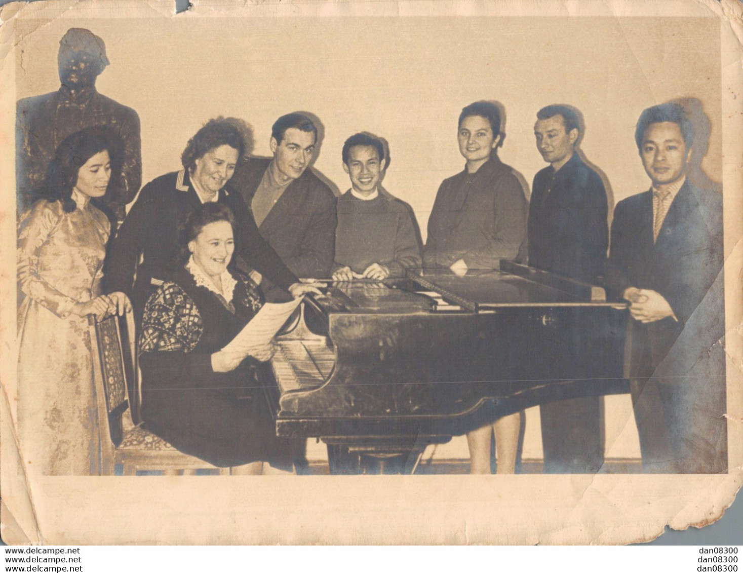 VIET NAM TONKIN INDOCHINE PHOTO 18 X 13 CMS GROUPE DE GENS AUTOUR D'UN PIANO ET D'UNE PIANISTE QUI RECOIT UNE PARTITION - Anonyme Personen