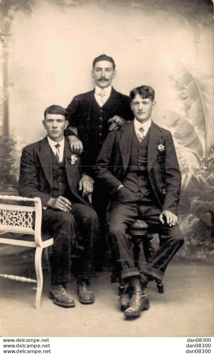 CARTE PHOTO NON IDENTIFIEE REPRESENTANT TROIS HOMMES TENANT LA POSE DANS UN STUDIO PHOTO - Te Identificeren