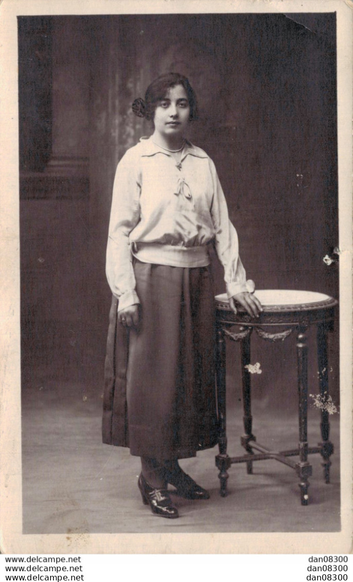 CARTE PHOTO NON IDENTIFIEE REPRESENTANT UNE JEUNE FILLE DANS UN STUDIO PHOTO - Te Identificeren