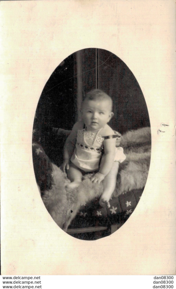 CARTE PHOTO NON IDENTIFIEE REPRESENTANT UN BEBE DANS UN MEDAILLON - To Identify