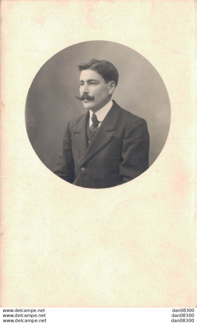 CARTE PHOTO NON IDENTIFIEE REPRESENTANT UN HOMME DANS UN MEDAILLON JOLIE MOUSTACHE EN GUIDON DE VELO - A Identifier