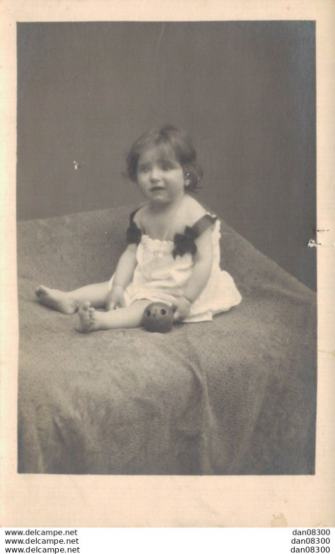 CARTE PHOTO NON IDENTIFIEE REPRESENTANT UNE FILLETTE ASSISE SUR LE LIT - To Identify