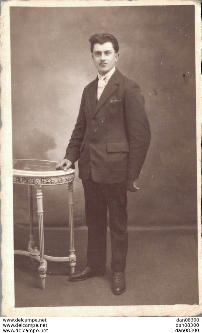 CARTE PHOTO NON IDENTIFIEE REPRESENTANT UN HOMME EN COSTUME CRAVATE DANS LE STUDIO PHOTO PAUL VITEZ - A Identifier