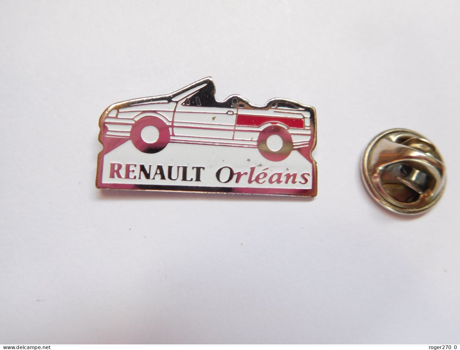 Beau Pin's , Auto Renault Orléans , R19 ??  , Signé Ponctuation - Renault