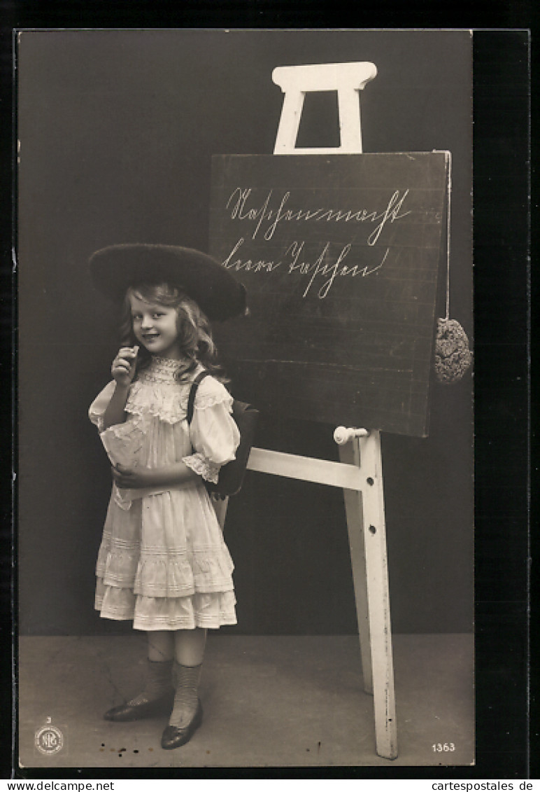 Foto-AK NPG Nr.1363: Mädchen Mit Hut Und Ranzen Vor Einer Tafel  - Photographs
