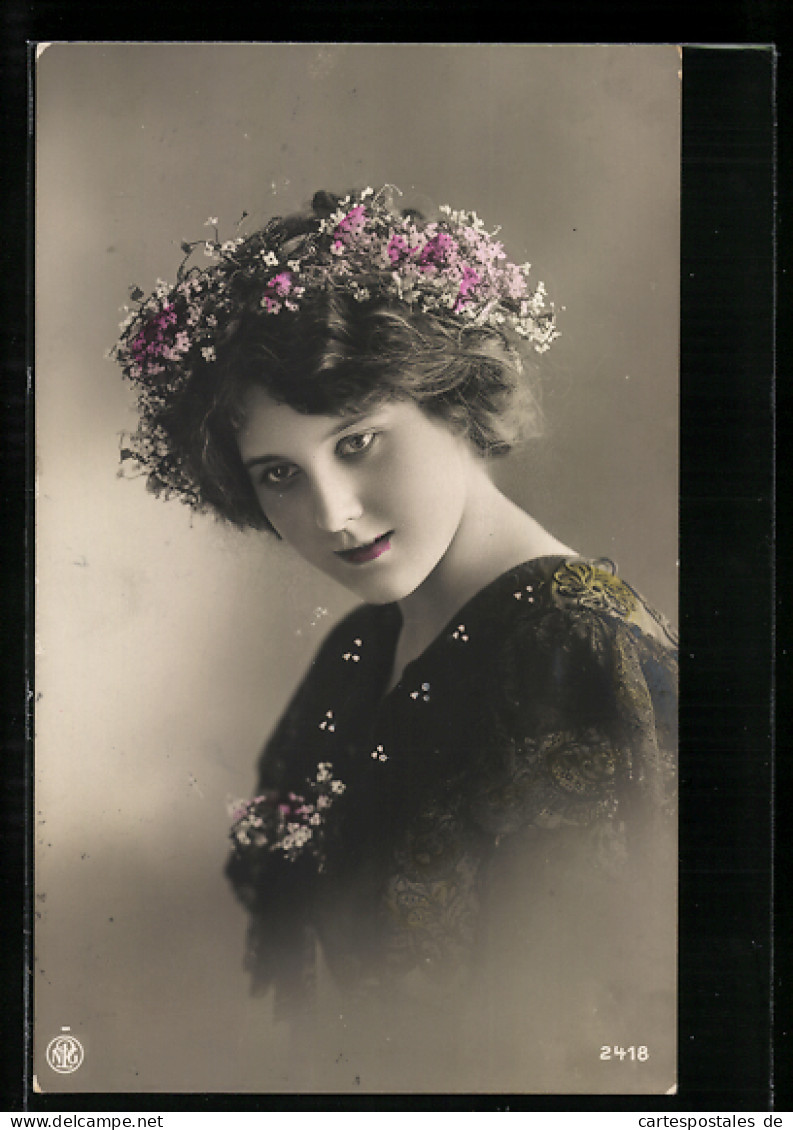 Foto-AK NPG Nr.2418: Hübsche Dame Mit Einem Blumenkranz Im Haar  - Fotografie