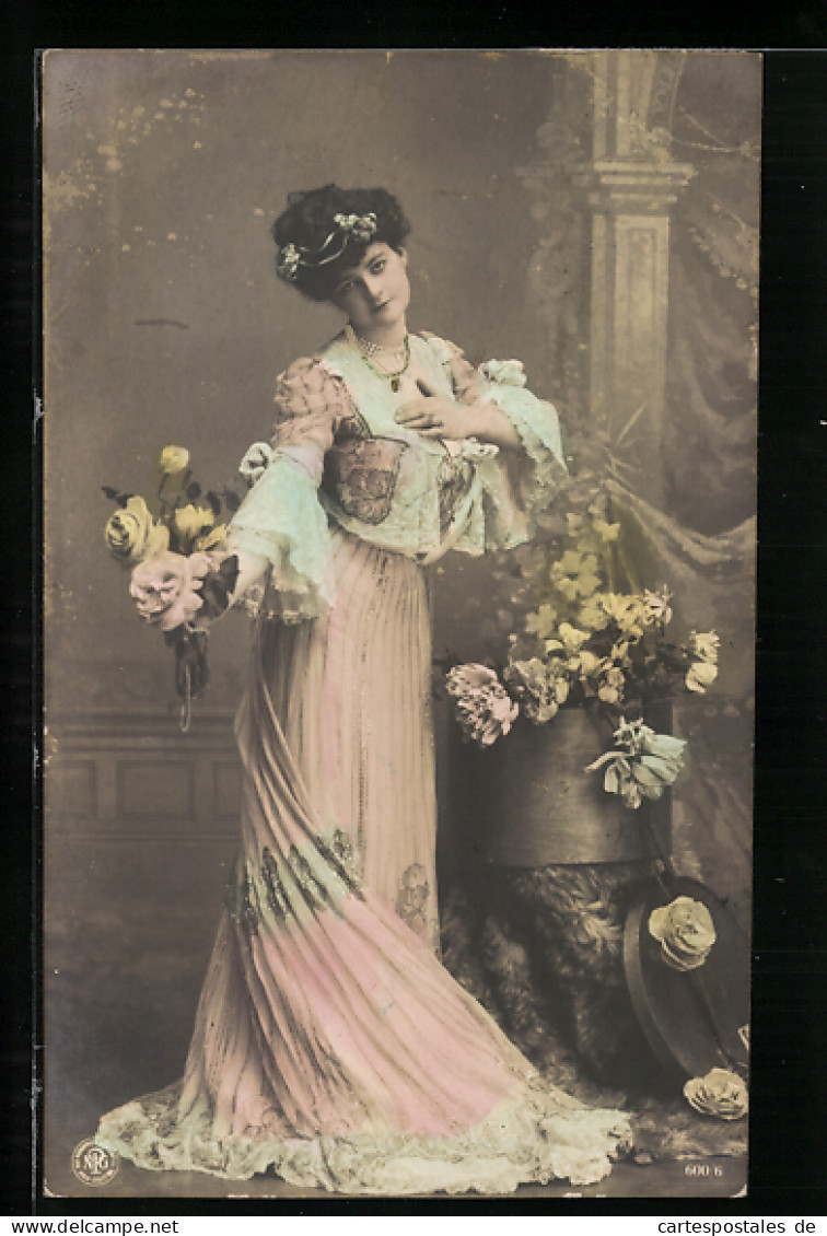 Foto-AK NPG Nr.600 /6: Junge Frau Im Bodenlangen Kleid Mit Blumenstrauss  - Photographs