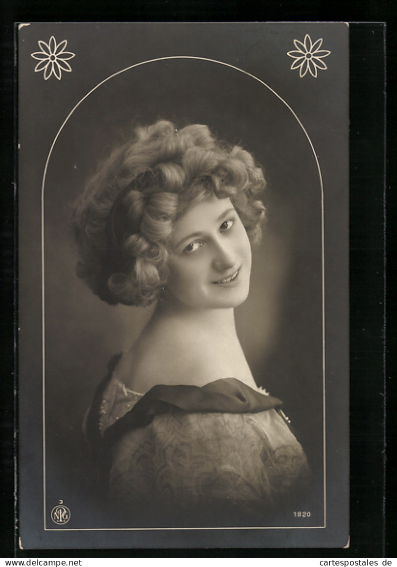 Foto-AK NPG Nr.1820: Blonde Dame Schaut Lächelnd über Die Schulter  - Fotografie