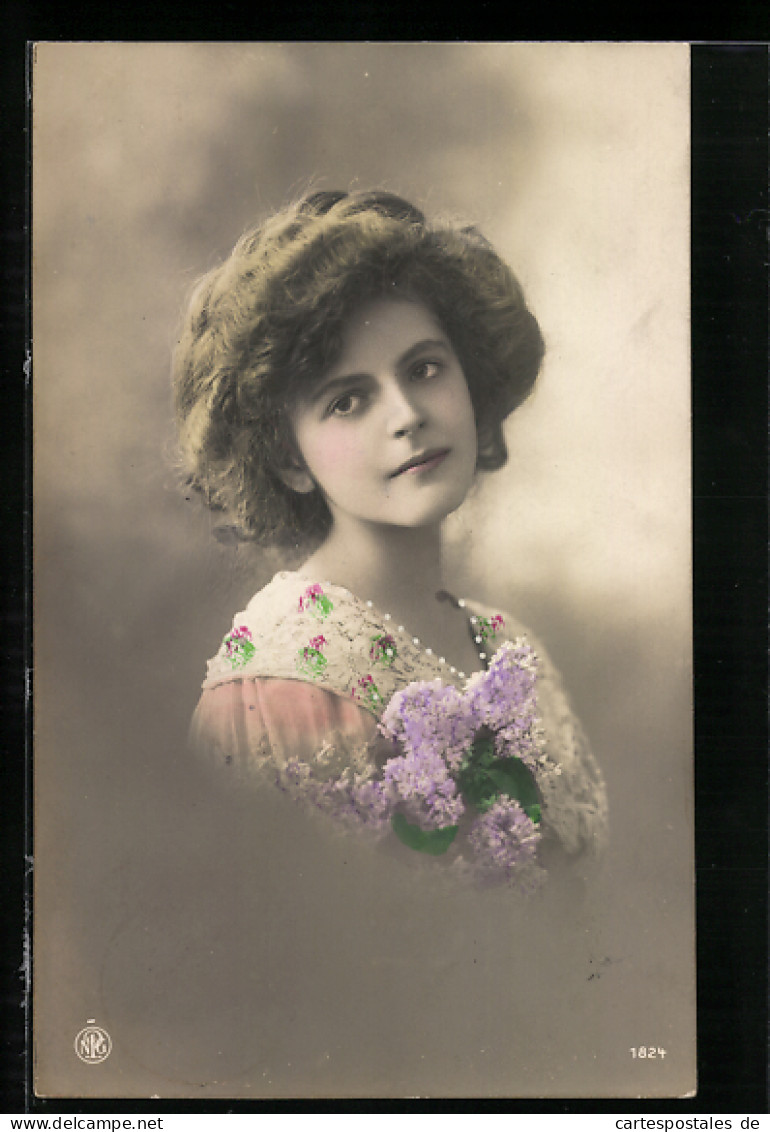 Foto-AK NPG Nr.1824: Junges Mädchen Mit Spitzenkragen Und Blumen  - Photographie