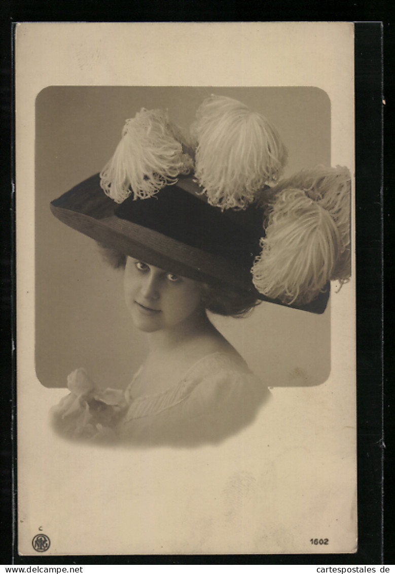 Foto-AK NPG Nr.1602: Junge Frau Mit Ausgefallenem Hut  - Photographie