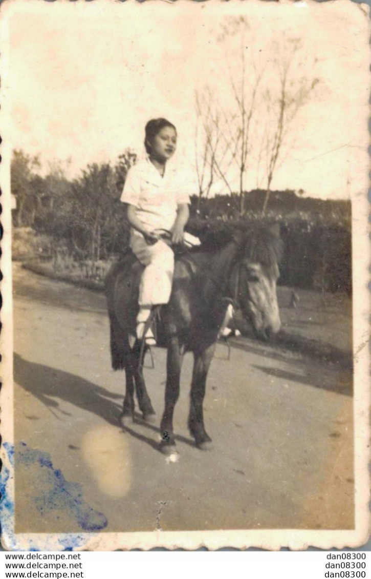 VIET NAM TONKIN INDOCHINE PHOTO DE 8 X 6 CMS UNE JEUNE FILLE SUR UN CHEVAL - Anonyme Personen