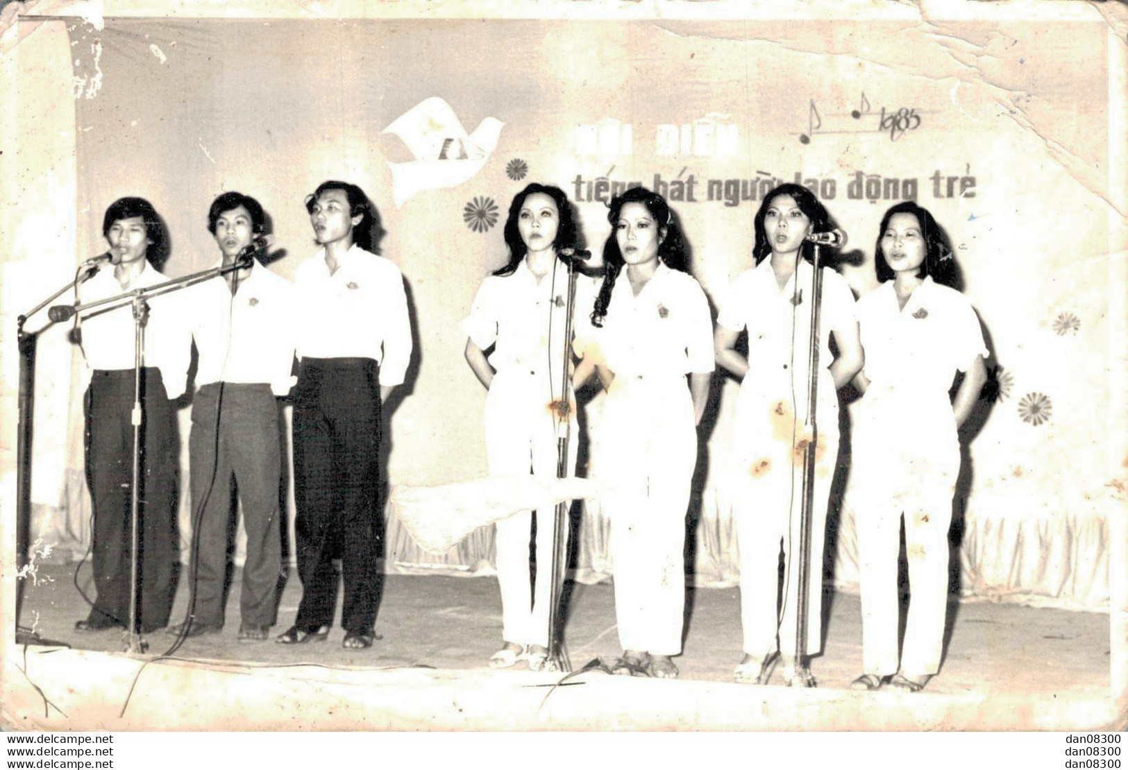 VIET NAM TONKIN INDOCHINE PHOTO TAILLE CPA UNE CHORALE SUR SCENE - Persone Anonimi