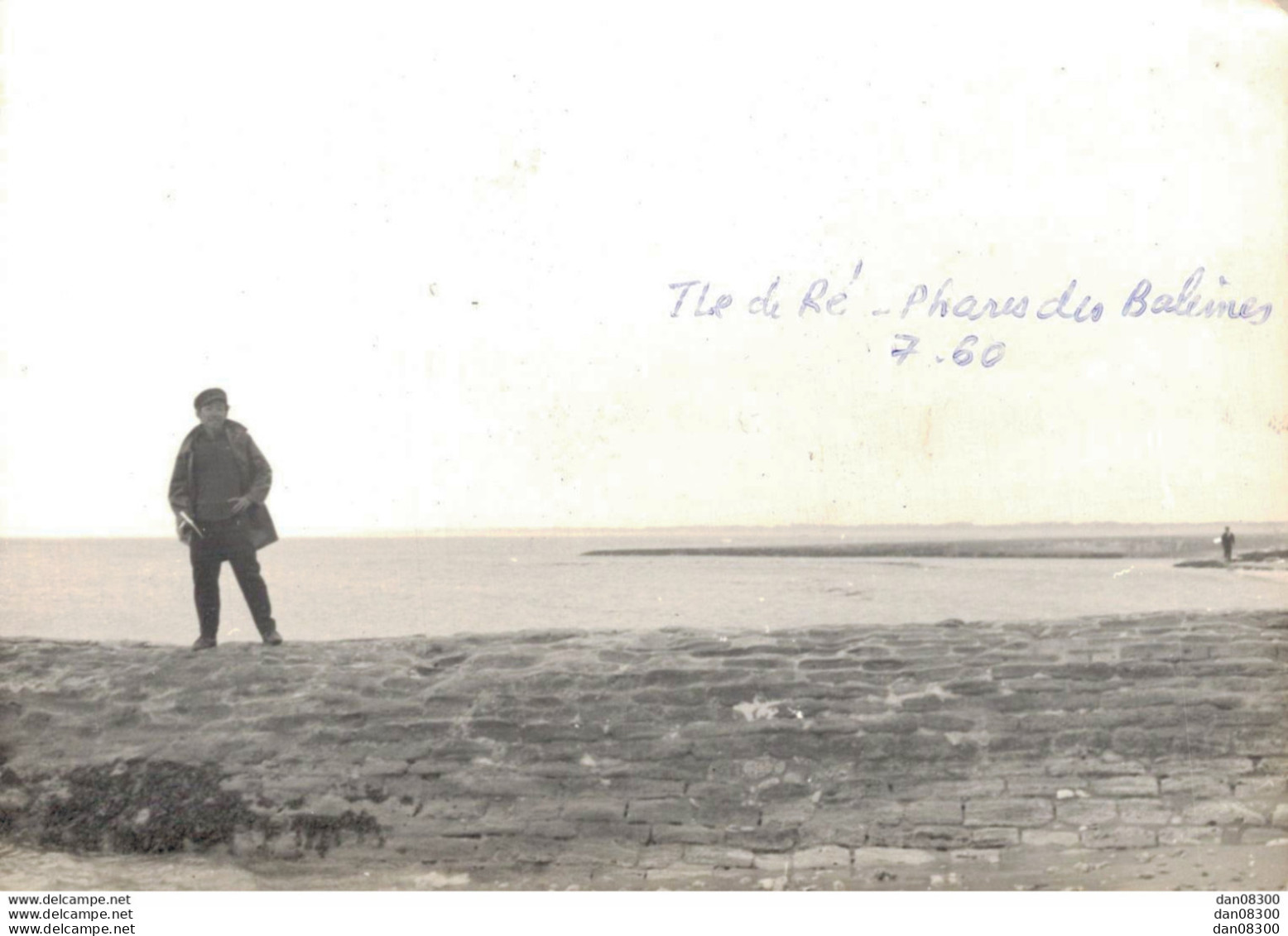 PHOTO TAILLE CPA UN HOMME SUR L'LE DE RE AU PHARE DES BALEINES - Orte