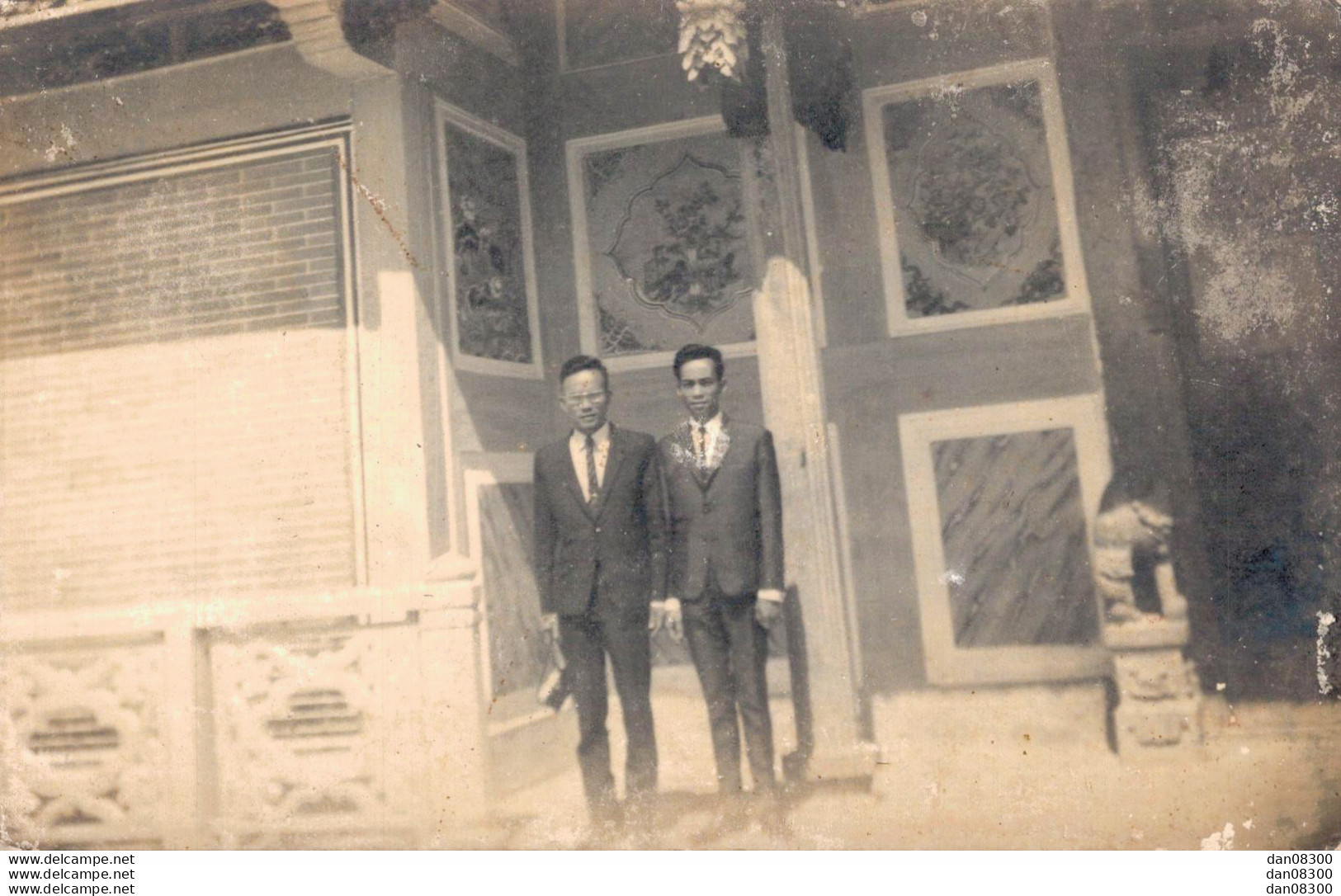 VIET NAM TONKIN PHOTO TAILLE CPA DEUX HOMMES EN COSTUME CRAVATE DEVANT L'ENTREE D'UN TEMPLE - Persone Anonimi