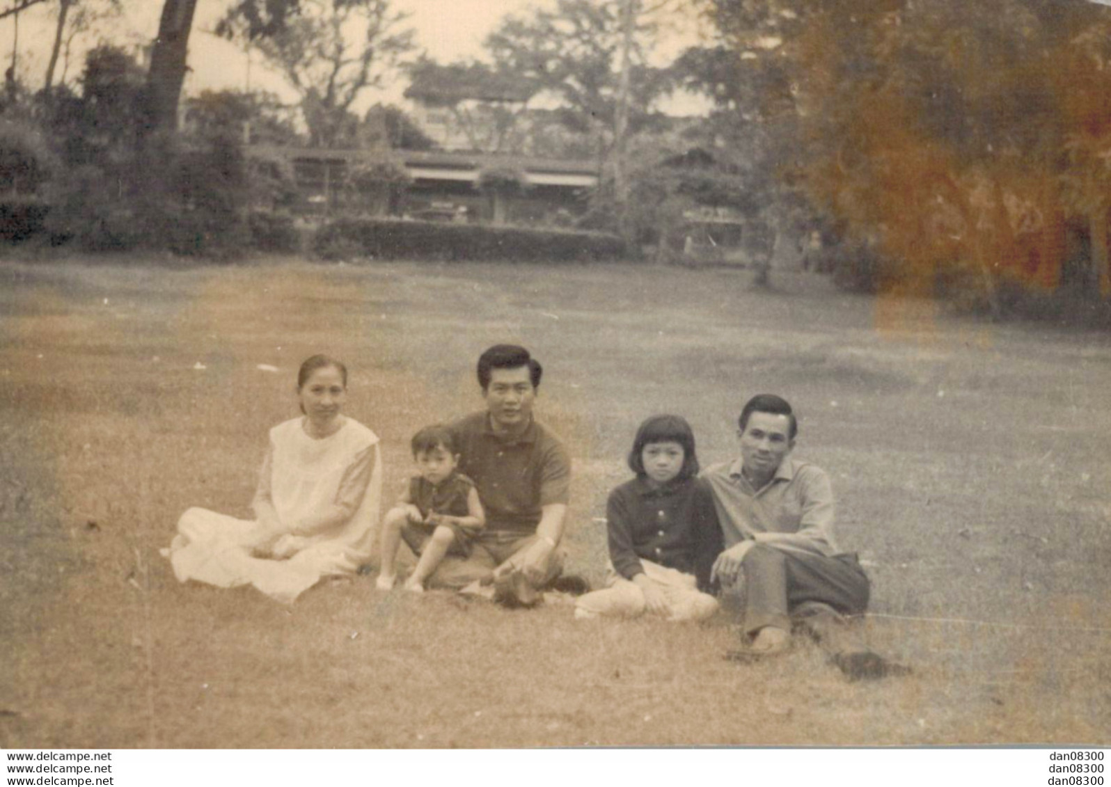 VIET NAM TONKIN INDOCHINE PHOTO DE 11 X 7.5 CMS UNE FEMME DEUX HOMMES ET DEUX ENFANTS ASSIS DANS L'HERBE - Persone Anonimi