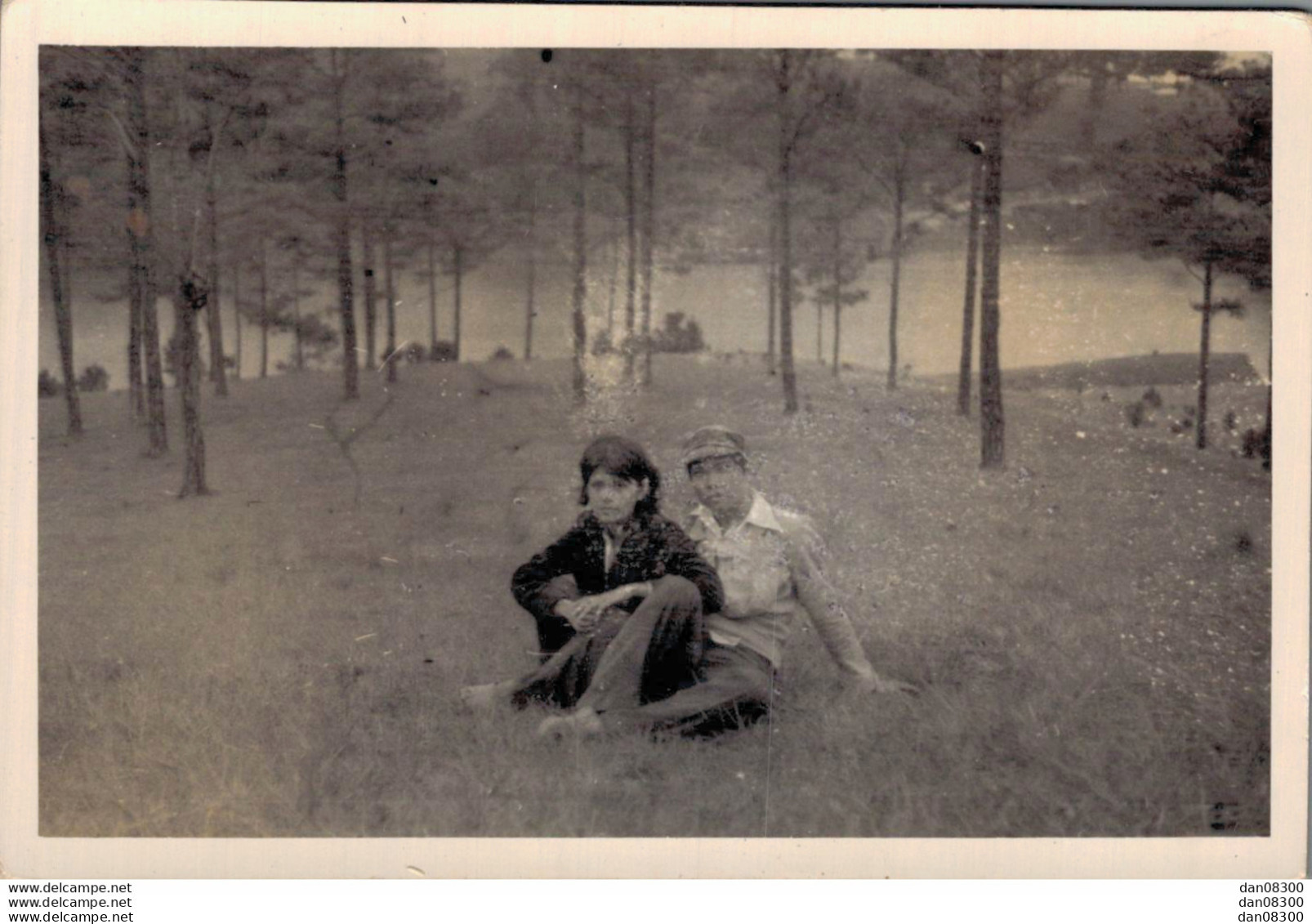 VIET NAM TONKIN INDOCHINE PHOTO DE 12 X 8 CMS UNE FEMME ET UN HOMME ASSIS DANS L'HERBE - Anonyme Personen