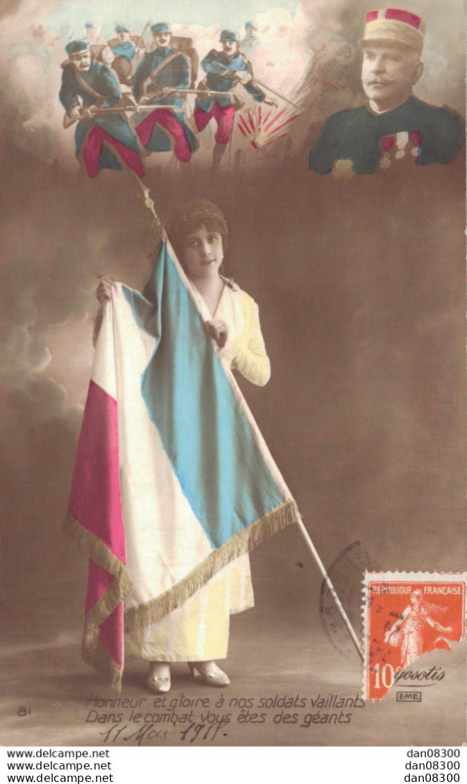 FEMME EN ROBE BLANCHE TENANT UN GRAND DRAPEAU FRANCAIS AU DESSUS DES POILUS AU COMBAT ET UN GENERAL - Patriotiques