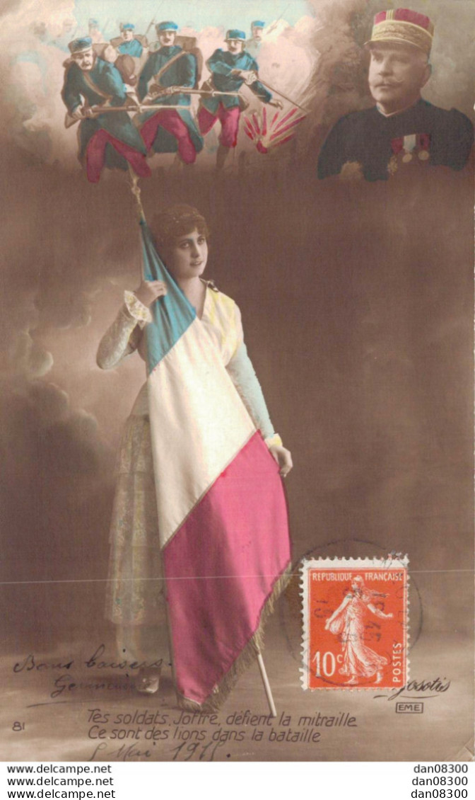 FEMME EN ROBE BLANCHE TENANT UN GRAND DRAPEAU FRANCAIS AU DESSUS DES POILUS AU COMBAT ET UN GENERAL - Patriottisch