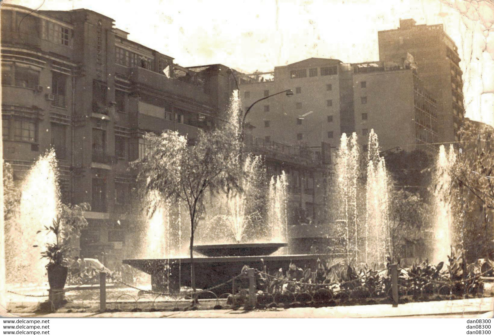 VIET NAM TONKIN INDOCHINE  PHOTO 14 X 9 CMS DES BATIMENTS DES JETS D'EAU - Luoghi