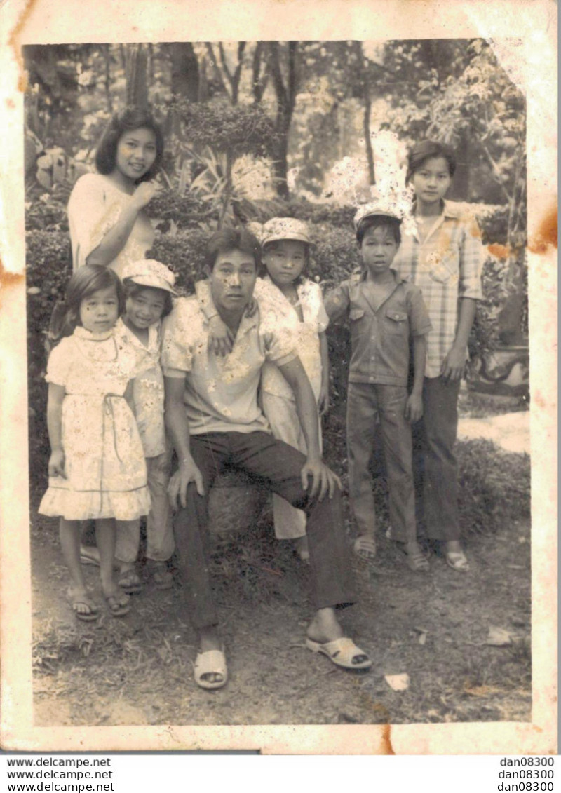 VIET NAM TONKIN INDOCHINE  PHOTO 12 X 9 CMS UN HOMME UNE FEMME ET CINQ ENFANTS - Persone Anonimi