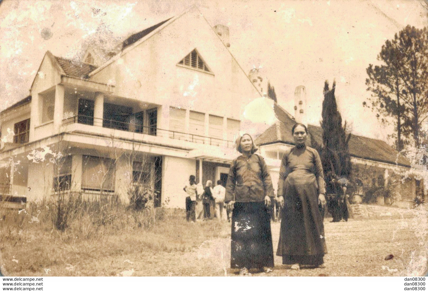 VIET NAM TONKIN INDOCHINE PHOTO DE 14 X 9 CMS DEUX JFEMMES DONT UNE ENCEINTE DEVANT UNE GROSSE MAISON - Anonyme Personen