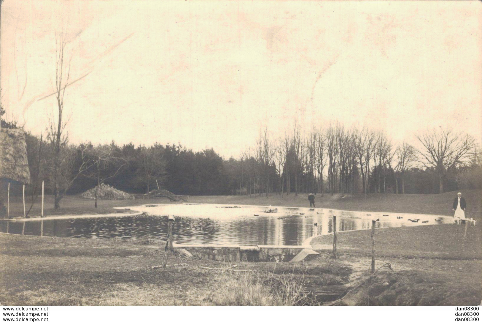 CARTE PHOTO NON ODENTIFIEE REPRESENTANT UN PLAN D'EAU GENRE ETANG - A Identificar