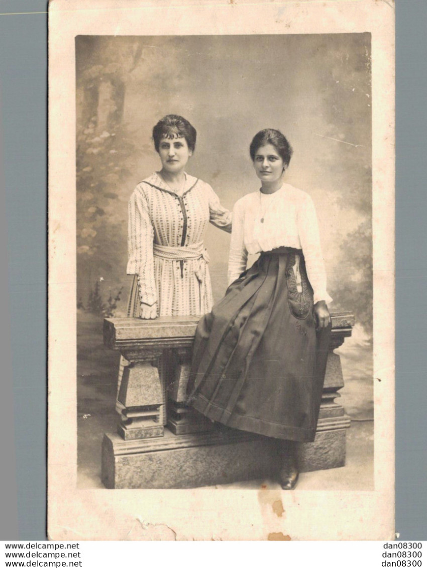 CARTE PHOTO NON IDENTIFIEE REPRESENTANT DEUX JEUNES FEMMES POSANT DANS LE STUDIO PROSPER BATIER A LIMOGES - To Identify