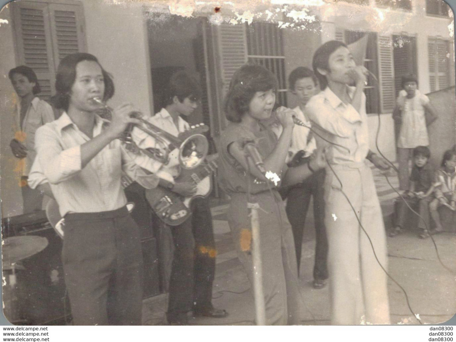 VIET NAM TONKIN INDOCHINE PHOTO DE 9.5 X 8.5 CMS UN ORCHESTRE DE RUE AVEC UNE CHANTEUSE - Anonyme Personen