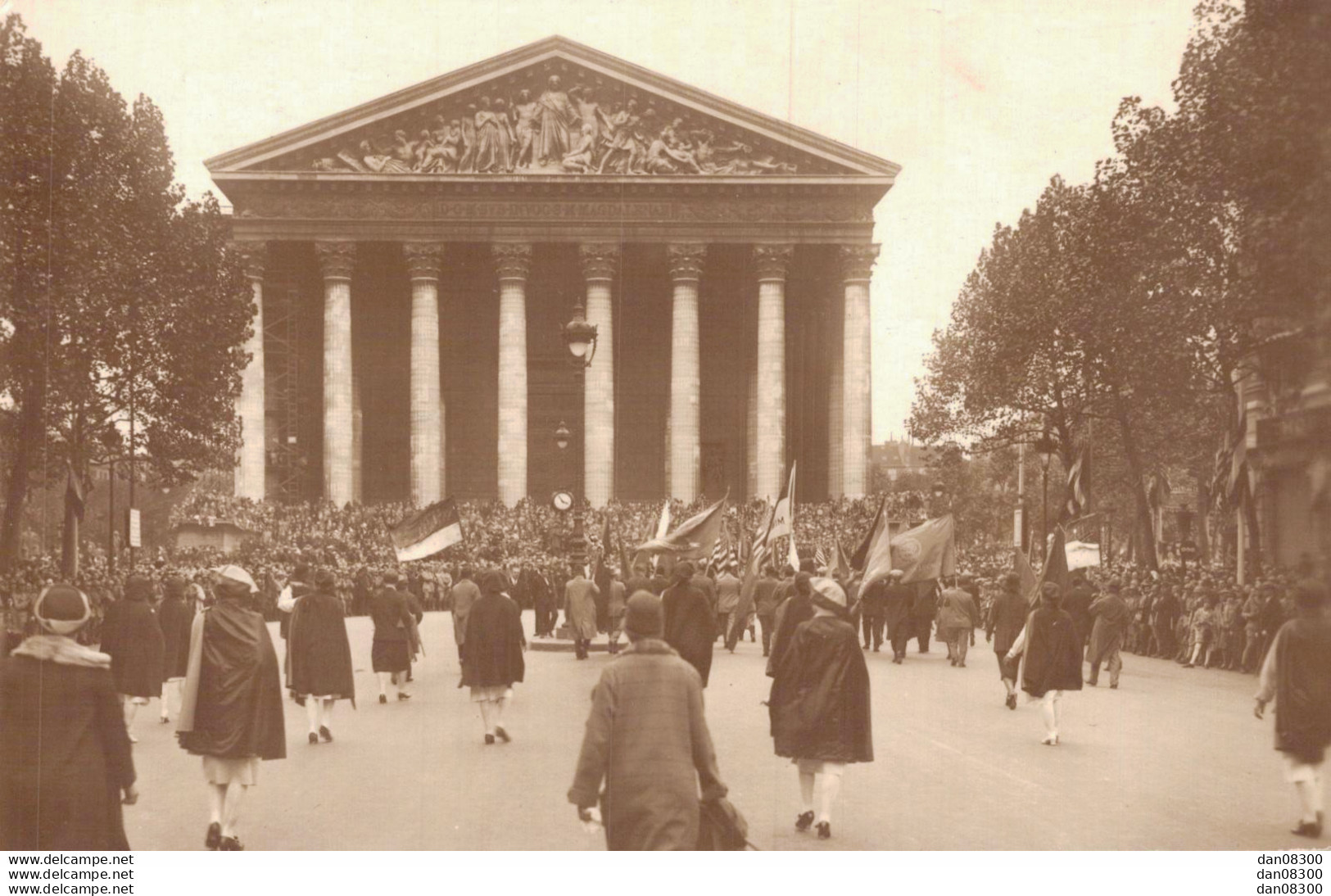 75 PARSI AMERICAN LEGION LE DEFILE QUI PASSE DEVANT L'EGLISE DE LA MADELEINE - Eglises