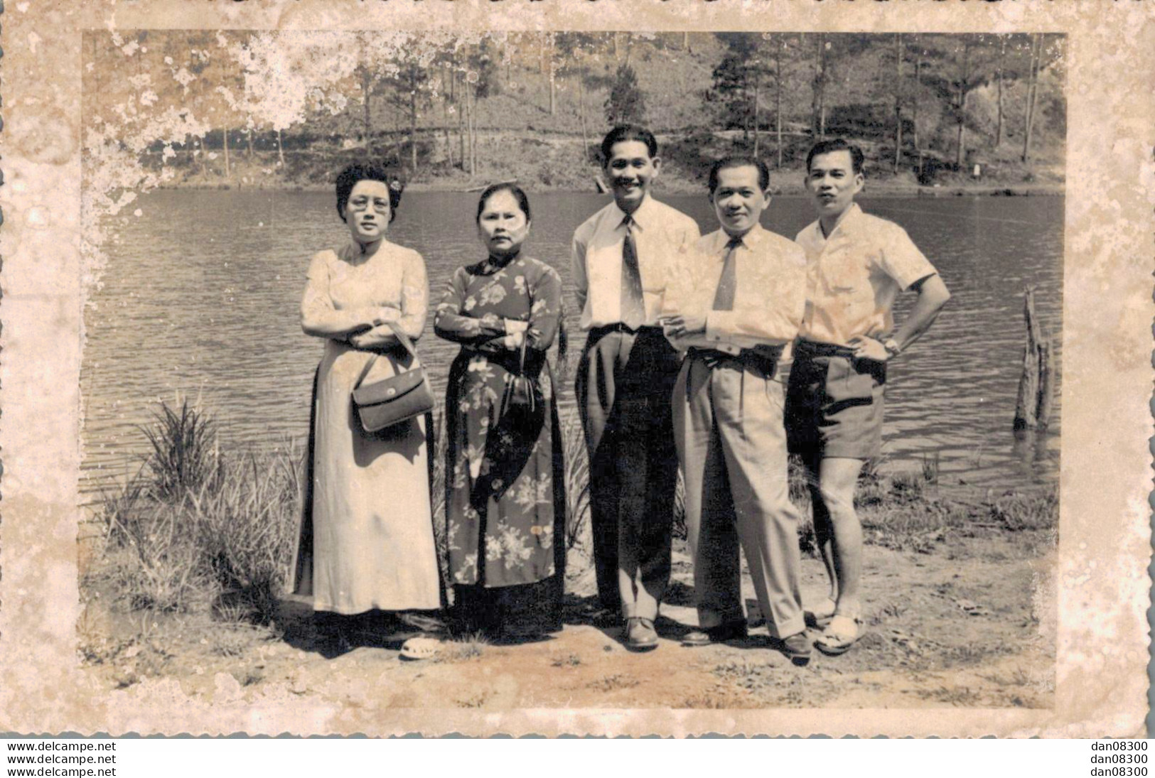 VIET NAM TONKIN INDOCHINE PHOTO TAILLE CPA LE LAC DES SOUPIRS AVEC CINQ PERSONNES DEVANT - Orte