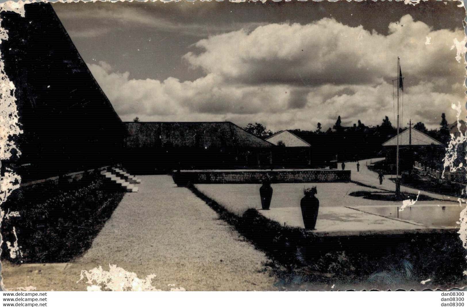 VIET NAM TONKIN INDOCHINE PHOTO TAILLE CPA UNE PLACE AVEC UN MAT POUR DRAPEAU - Lieux