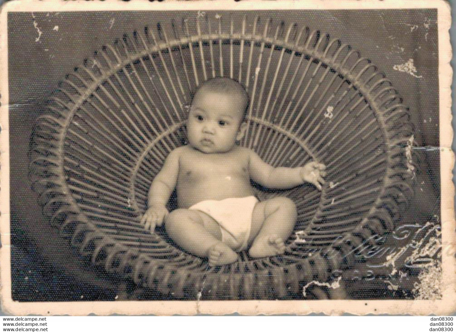 VIET NAM TONKIN INDOCHINE PHOTO 6 X 8 CMS UN BEBE DANS UN FAUTEUIL EN ROTIN - Anonyme Personen