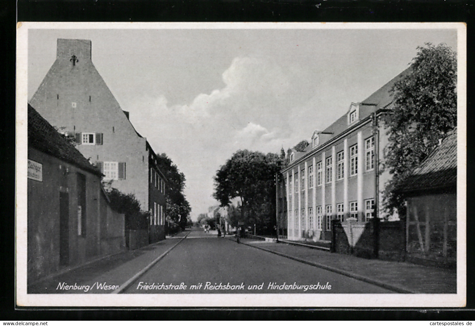 AK Nienburg A. W., Friedrichstrasse Mit Reichsbank Und Hindenburgschule  - Nienburg