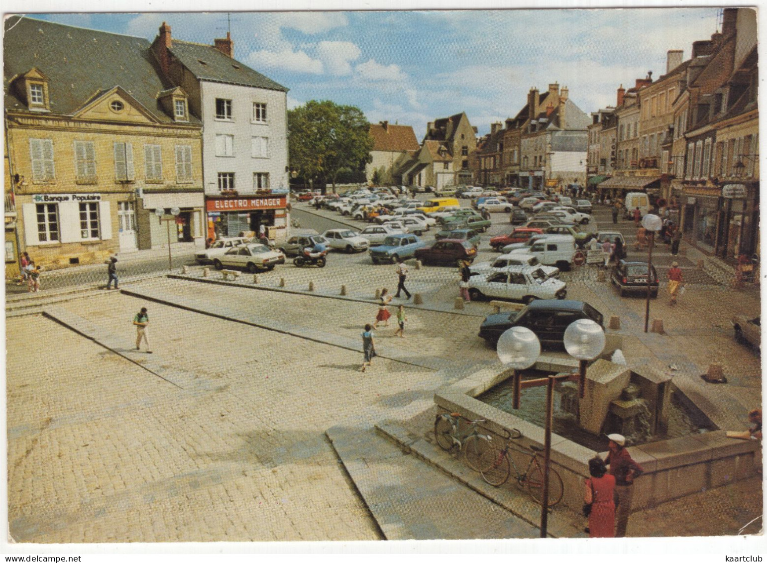 La Chatre: RENAULT 12,5, 4-COMBI, PEUGEOT 305, 304 BREAK, SIMCA 1100, CITROËN VISA, MOTO - Place Du Marché - (France) - Voitures De Tourisme