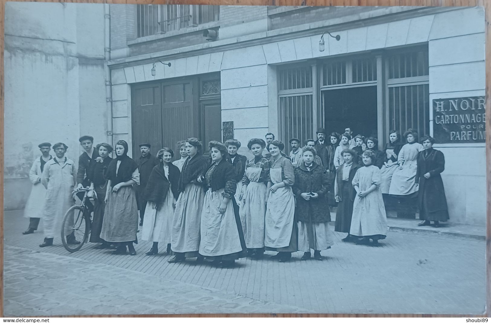 NOIROT CARTONNAGE POUR PARFUM 11 RUE BOUCHARDON PARIS  MAGASIN DEVANTURE CARTE PHOTO - Arrondissement: 10