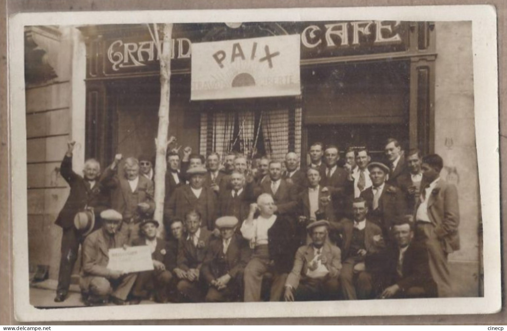 CARTE PHOTO 30 - ALES ALAIS DEVANTURE GRAND CAFE TB ANIMATION TERRASSE JOURNAL CRI DU GARD PAIX 1938 ? - Alès