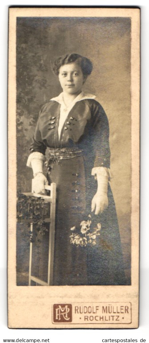 Fotografie Rudolf Müller, Rochlitz, Dame Lydia Hülsig-Gräbstütz Mit Blumenstrauss Und Kleid  - Personnes Anonymes