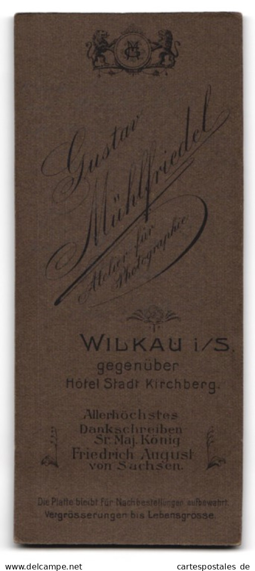 Fotografie Gustav Mühlfriedel, Wilkau I. S., Feiner Herr Im Anzug Steht Zwischen Tisch Und Stuhl  - Personnes Anonymes