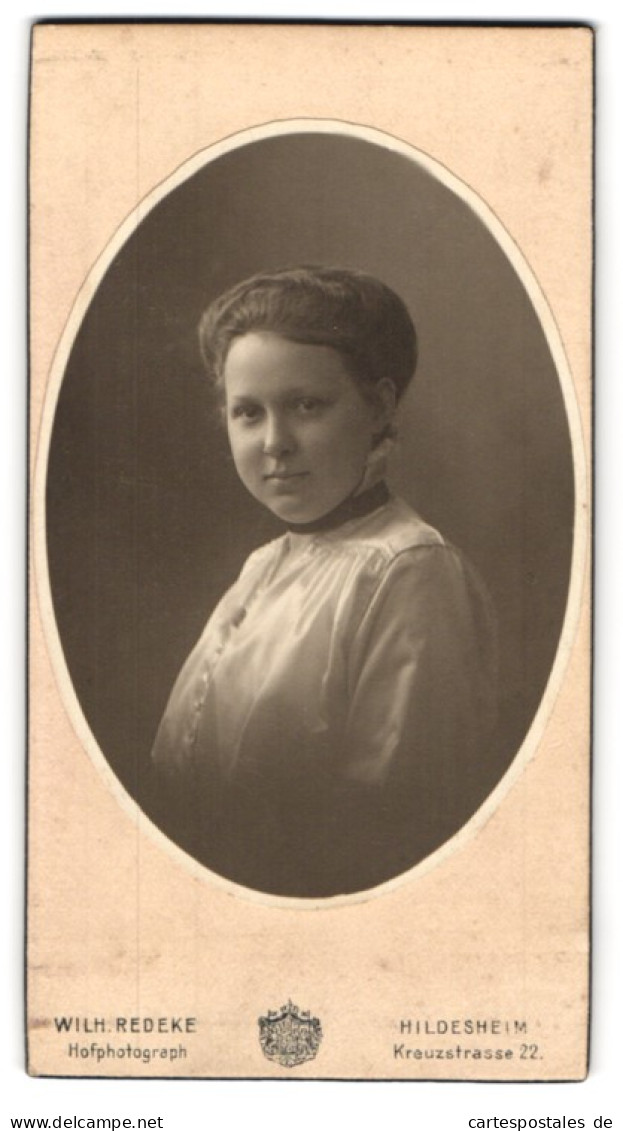 Fotografie Wilhl. Redeke, Hildesheim, Kreuzstrasse 22, Junge Dame Im Weissen Kleid, 1916  - Personnes Anonymes