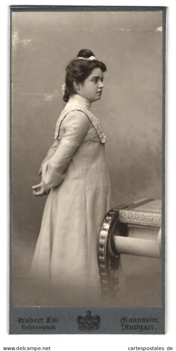 Fotografie Hubert Lill, Mannheim, Stadtpark B5 No 17 /18, Junge Dame Im Hellen Kleid Im Profil  - Anonymous Persons