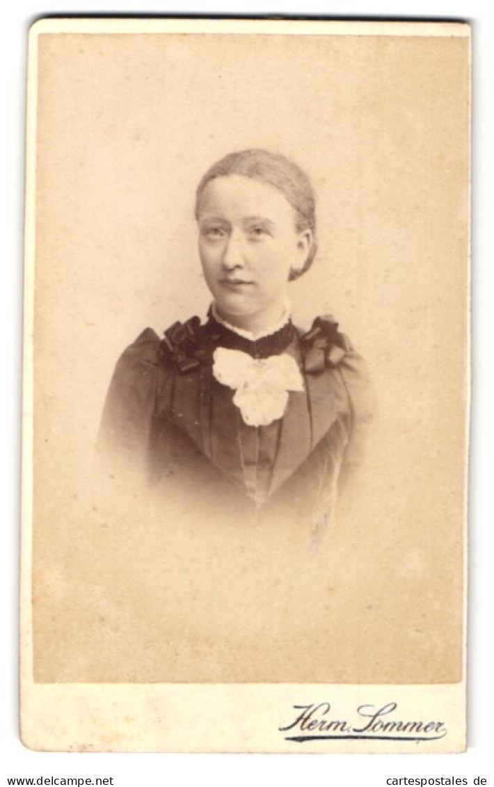 Fotografie Herm. Sommer, Hamm I. W., Junge Frau Im Kleid Mit Schleifen  - Anonymous Persons