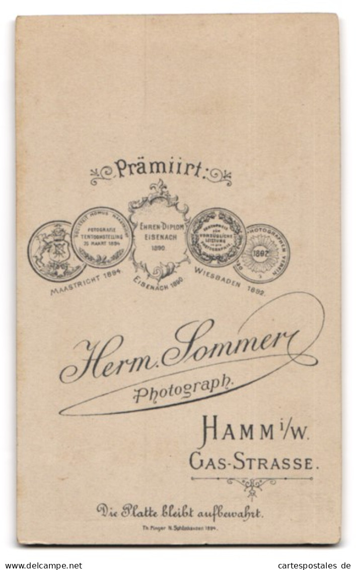 Fotografie Herm. Sommer, Hamm I. W., Gas-Strasse, Dame Mit Bauschiger Bluse Und Umhang  - Personnes Anonymes