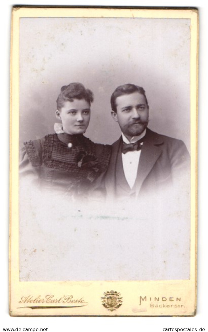 Fotografie Carl Beste, Minden, Bäcker-Strasse, Junger Mann Und Frau Im Feinen Anzug Und Kleid  - Anonymous Persons