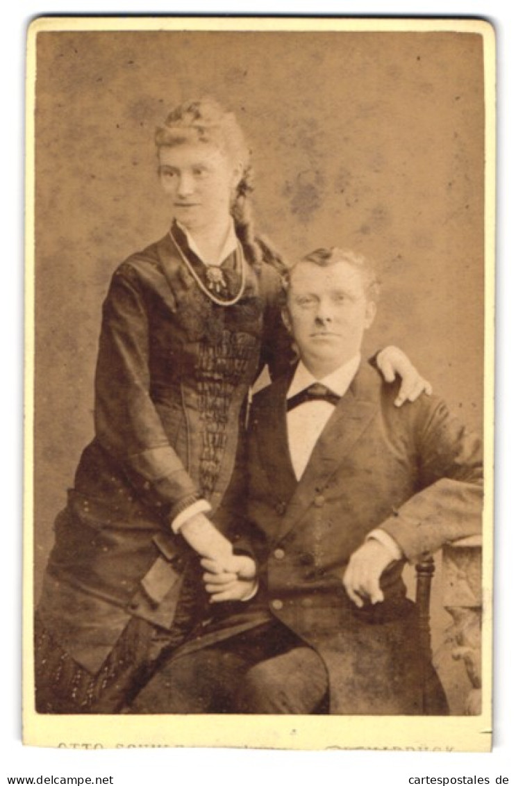 Fotografie Otto Schulz, Osnabrück, Hasestr. 59, Junges Paar In Vertrauter Pose Auf Einem Stuhl  - Personnes Anonymes