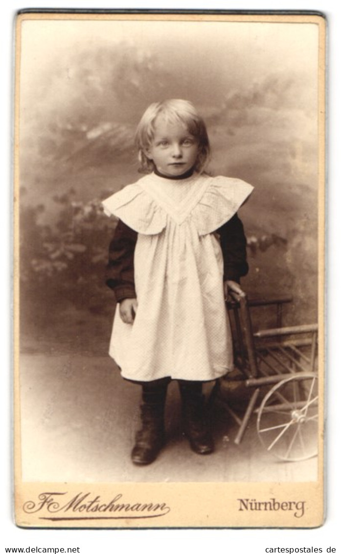 Fotografie F. Motschmann, Nürnberg, Maxfeld-Strasse 48, Mädchen Im Weissen Kleid Mit Kleinem Wagen  - Personnes Anonymes